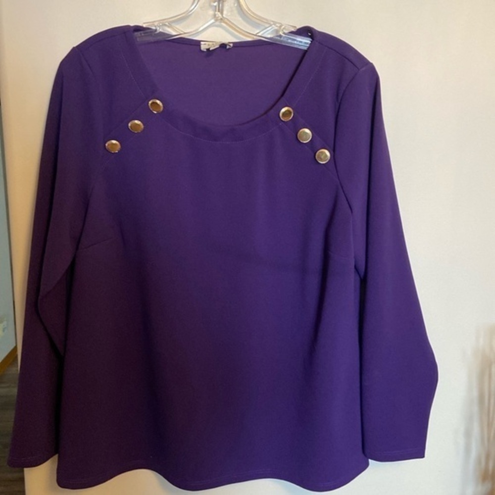 ⭐️NWT Laura top with gold embellishments XL
